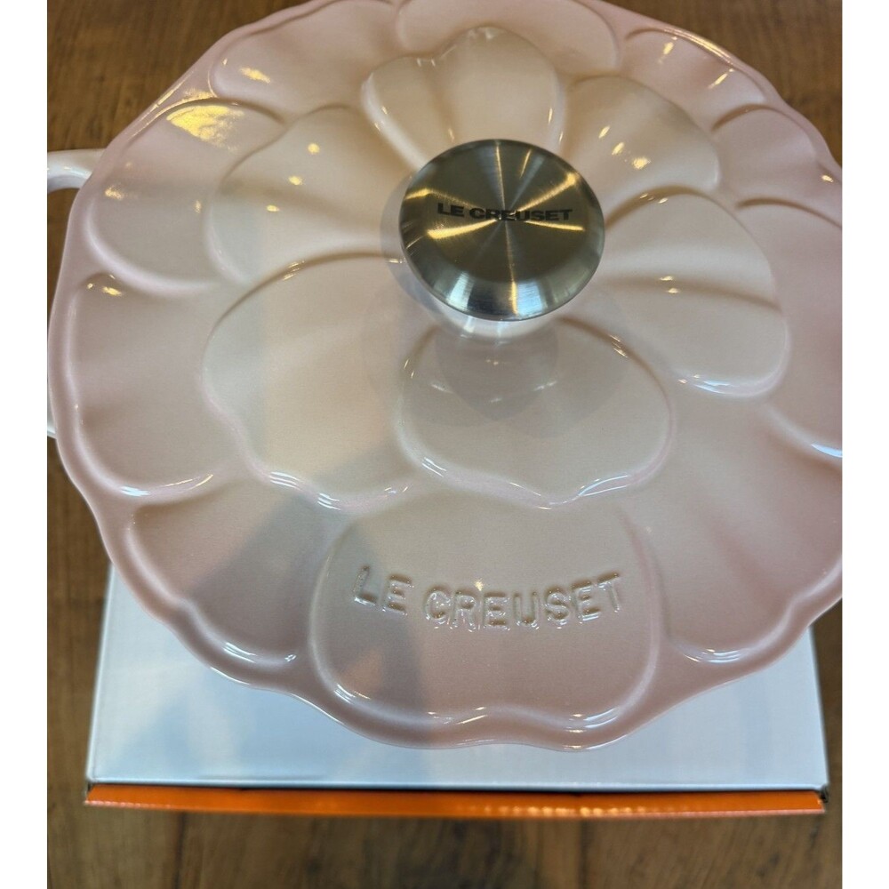 Le Creuset Enameled Cast Iron Petal Round Casserole 26 cm 5.5 qt Shell Pink NEW - Picture 7 of 12
